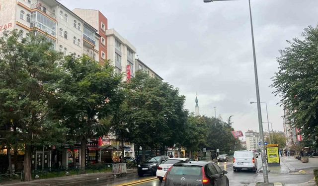 Meteorolojinin uyarısını dikkate almayan vatandaşlar yağmur altında kaldı