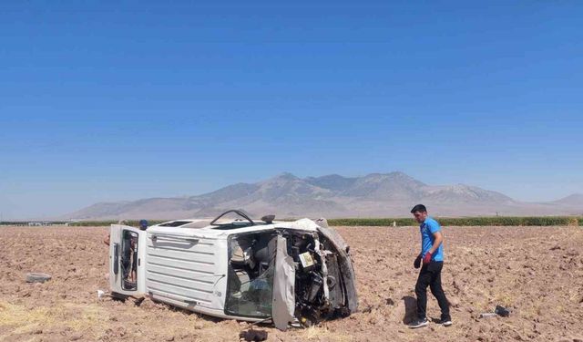 Minibüs tarlaya takla attı: 1 yaralı