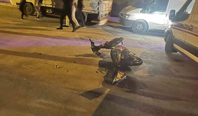 Motosiklet otomobille çarpıştı: 1 yaralı