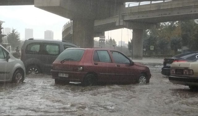 Sağanak trafikte aksamaya neden oldu