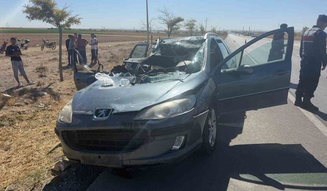 Tıra arkadan çarpan otomobil hurdaya döndü: 2 yaralı