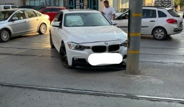 Trafik kazası tramvay seferlerini aksattı