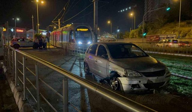 Tramvay yoluna giren alkollü sürücü önce kaçtı sonra geri geldi
