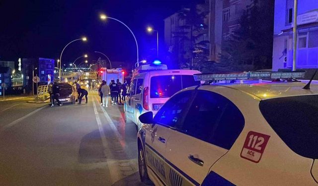 Üst geçitte otomobil ile hafif ticari araç çarpıştı: 1 yaralı