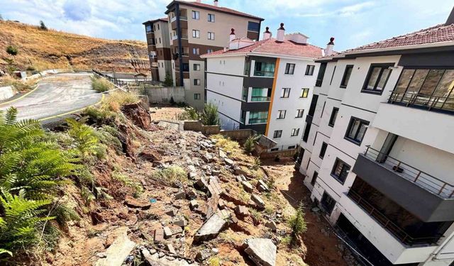 Yağmur sonrası istinat duvarı yıkıldı