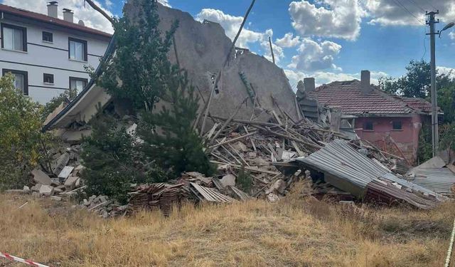 Ankara’da 3 katlı binada göçük
