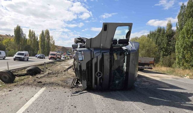 Ankara’da karşı şeride geçen tır otomobile çarptı: 2’si ağır 4 yaralı