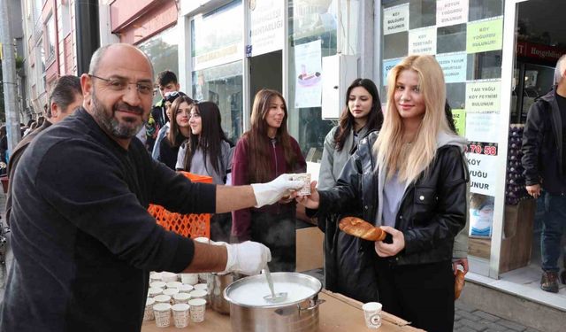 Bir bardak süt ile önyargıları yıktı, anlamlı etkinlik taktir topladı