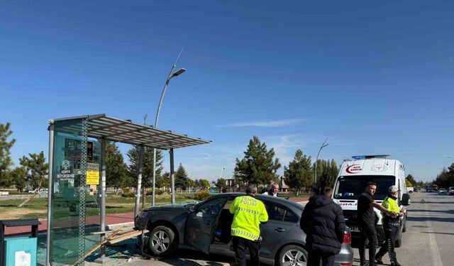 Çarpışan otomobilden birisi durağa daldı: Otobüs bekleyen şahıs yaralandı