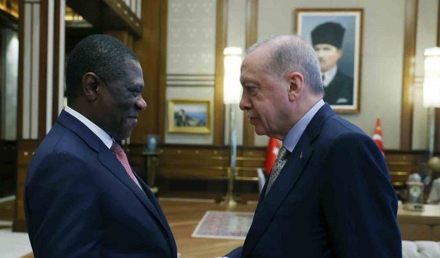 Cumhurbaşkanı Erdoğan, Cumhurbaşkanlığı Külliyesinde Güney Afrika Cumhuriyeti Cumhurbaşkanı Yardımcısı Paul Mashatile’yi kabul etti.