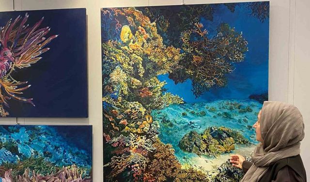 Deniz yaşamının enerjisini tuvale yansıttı