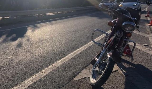 Hafif ticari araca çarpan motosikletin sürücüsü yaralandı