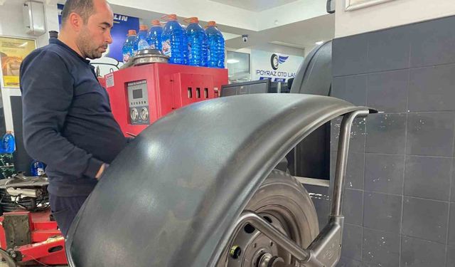 Kış lastiği zorunluluğu 15 Kasım’da başlıyor: Sürücüler lastik takmak için kar yağmasını beklememeli