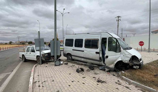 Minibüs ile kamyonetin çarpıştığı kaza kamerada: 1 yaralı