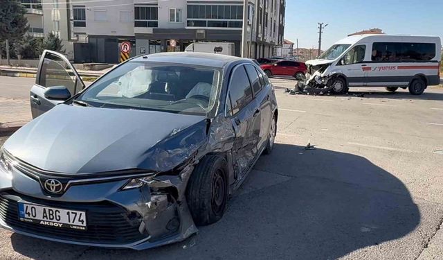 Otomobil ile servis minibüsü çarpıştı: 1 yaralı