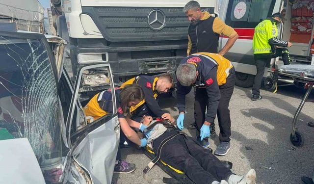 Otomobil ile tır çarpıştı: 1 ağır yaralı