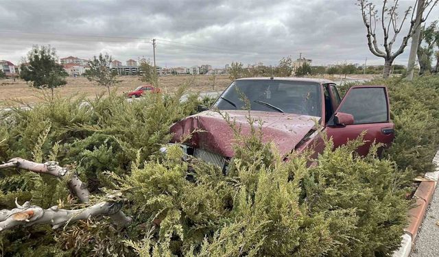 Otomobil refüje çıktı: 2 yaralı