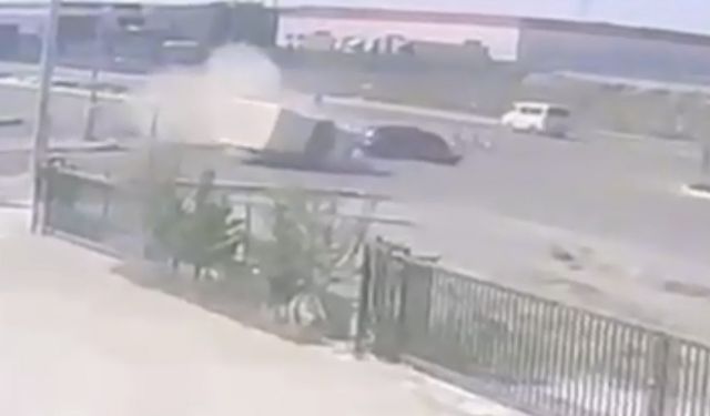 Otomobilin kamyonetle çarpıştığı kaza kameraya yansıdı: 2 yaralı
