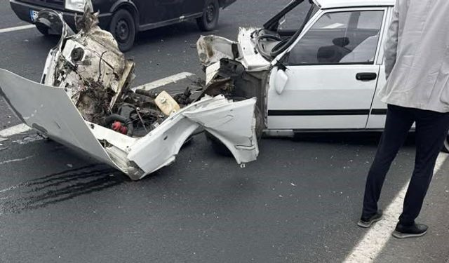 Otomobilin motoru fırladı: 2 yaralı