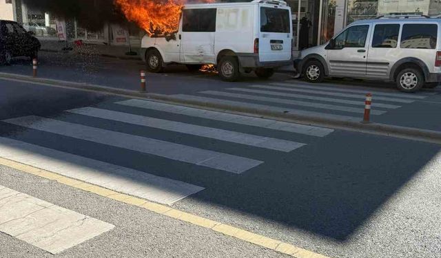 Park halindeki minibüs alev alev yandı