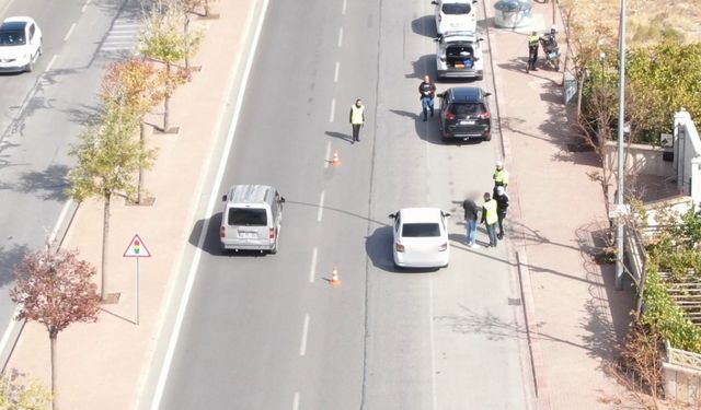 Polisi görünce sürücü değiştirdiler, drondan kaçamadılar