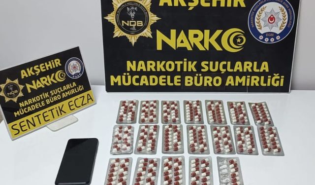 Sahte kimlikle yakalanan şahıstan uyuşturucu hap çıktı