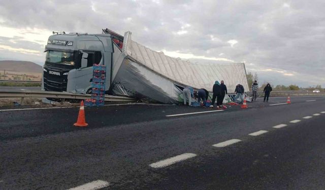 Sebze yüklü tır devrildi