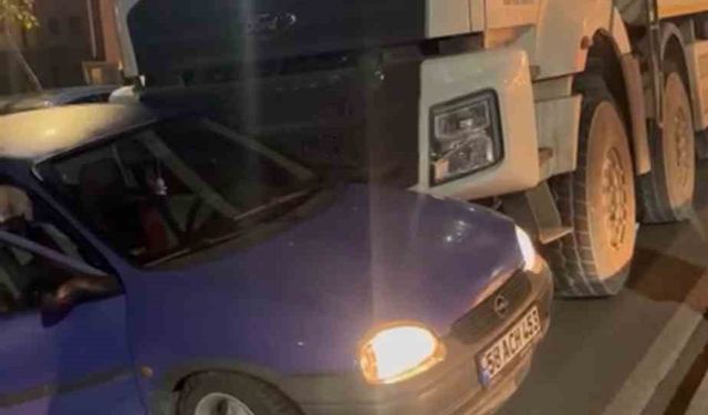 Seyir halindeki kamyon otomobile çarptı