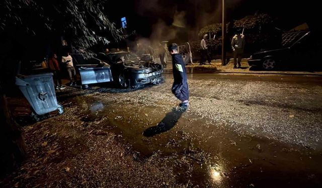 Seyir halindeki otomobil alev aldı