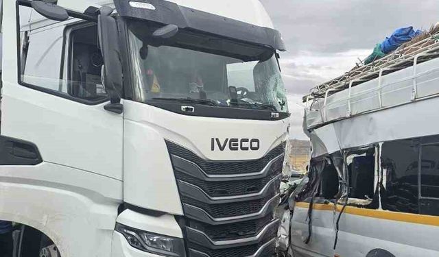 Tarım işçilerini taşıyan minibüs tırla çarpıştı: 9 yaralı