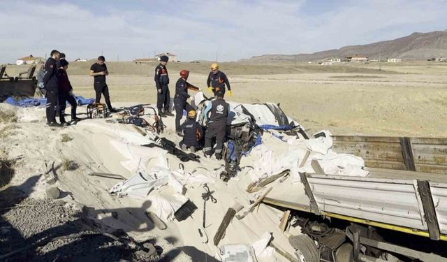 Tır şarampole düştü, sürücü kum altında kalan kabin içerisinde can verdi