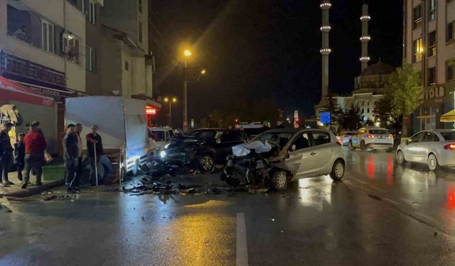 Üç araca vurup yoluna devam etti, karşı şeritte otomobille kafa kafaya çarpıştı: 1 yaralı