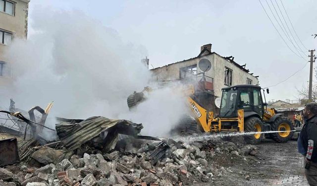 Yangında 4 yapı ve 1 araç zarar gördü