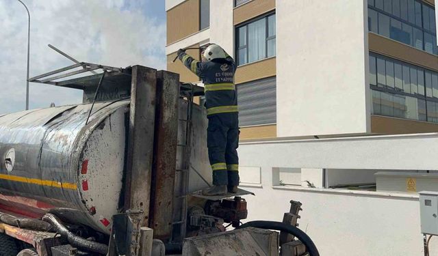 Zift tankerindeki yangın ekiplerce söndürüldü
