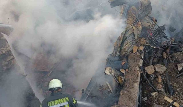 Ahırda başlayan yangın iki eve sıçradı