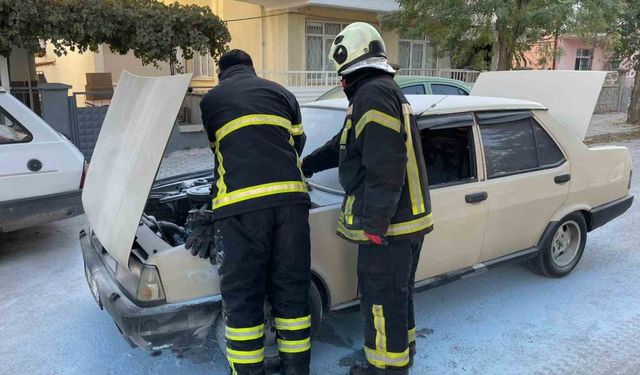 Alev alan otomobili vatandaşlar söndürdü