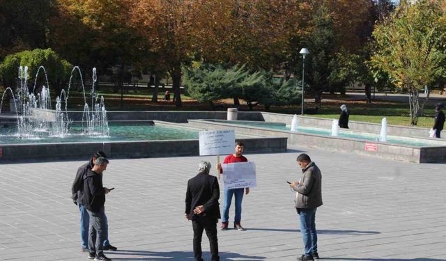 Boşanmak isteyen şahıstan tek kişilik eylem