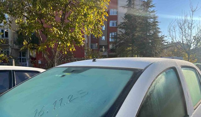 Eskişehir’de kırağı araç camlarını kapladı