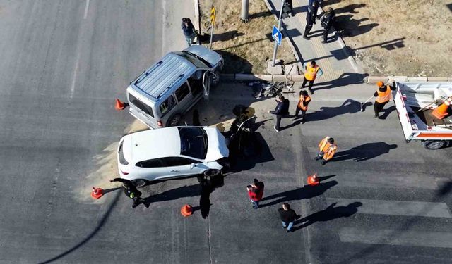 Hafif ticari araçla otomobil çarpıştı: 3 yaralı