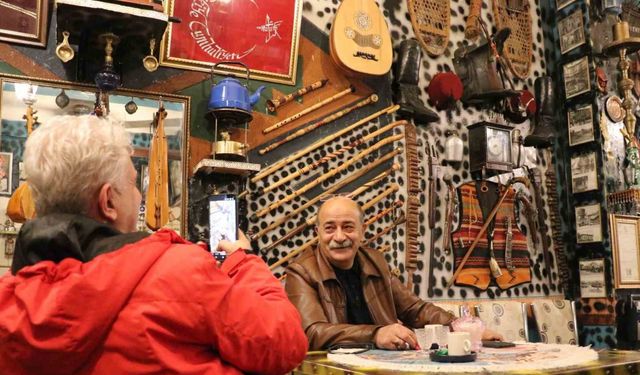 Hurdacıdan aldığı bir demlikle başladı, işletmesini antikalarla doldurdu