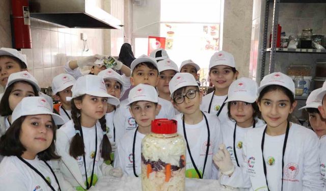 Minikler turşu kurup tarhana paketledi