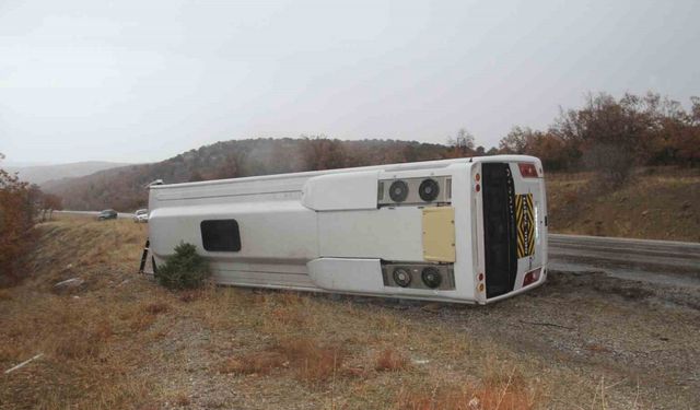 Öğrenci servisi devrildi: 31 yaralı
