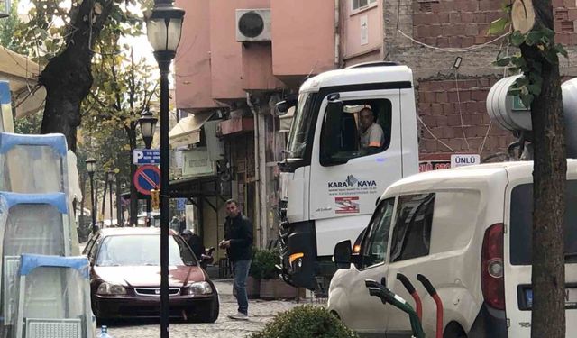 Ters yönden gelen plakasız otomobil ambulansın ilerlemesini engelledi