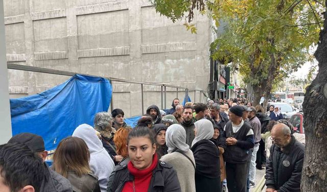 TOKİ başvurusu yapmak isteyen vatandaşlar yüzlerce metre kuyruk oluşturdu