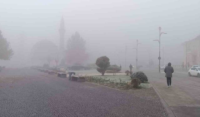 Yoğun sis etkili oldu araçlar görünmez hale geldi