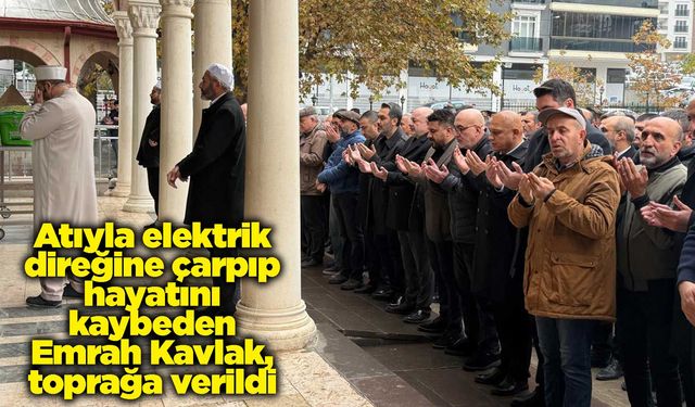 Atıyla elektrik direğine çarpıp hayatını kaybeden Emrah Kavlak, toprağa verildi