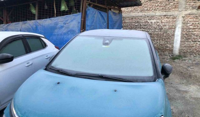 Araba camlarında buzlanma oluşmaya başladı