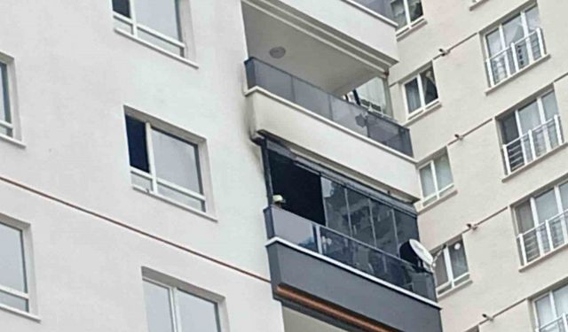 Ev yangınında mahsur kalan anne ile oğlu kurtarıldı