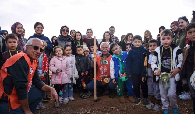 Fidanlar toprakla buluşturuldu