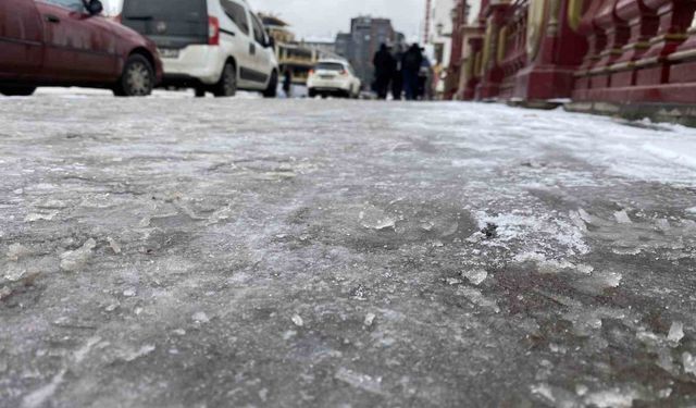 Kaldırımlar buz pistine döndü